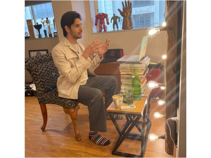 Sidharth Malhotra's proves when it comes to 'work-from-home' he is just like the rest of us