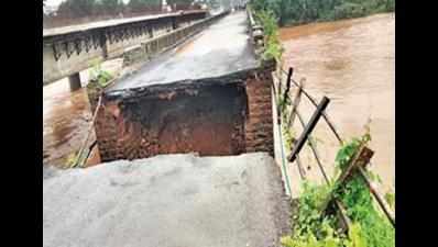 Maharashtra: Motorists warned as part of bridge in Ratnagiri crumbles