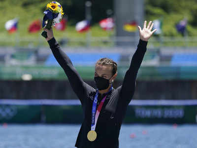 Tokyo Olympics 2020: Lisa Carrington wins gold in women's kayak single 200m