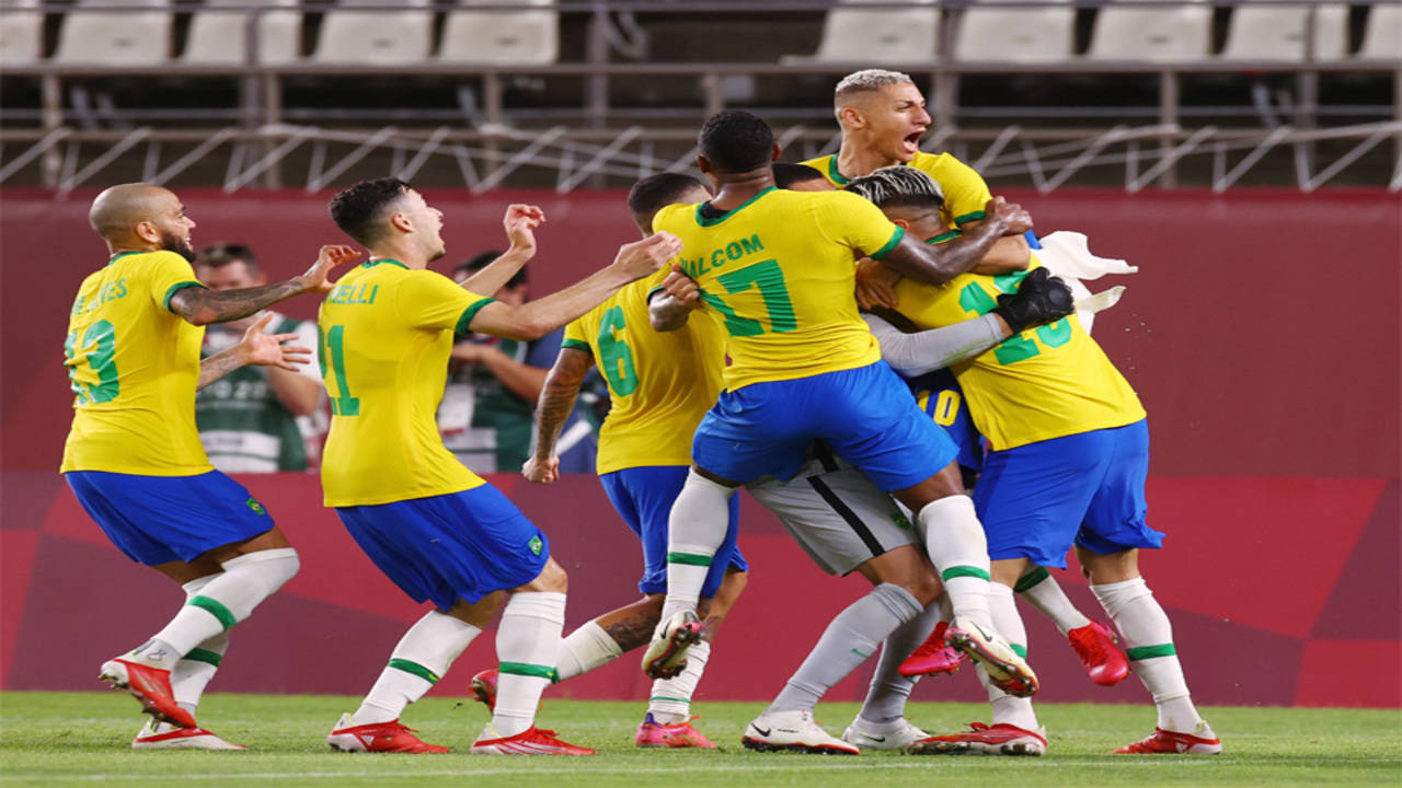 T'QUIO, TO - 03.08.2021: TOKYO 2020 OLYMPIAD TOKYO - Renier do Brasil  celebrates scoring decisive penalty during the Mexico-Brazil soccer game at  the Tokyo 2020 Olympic Games held in 2021, the game