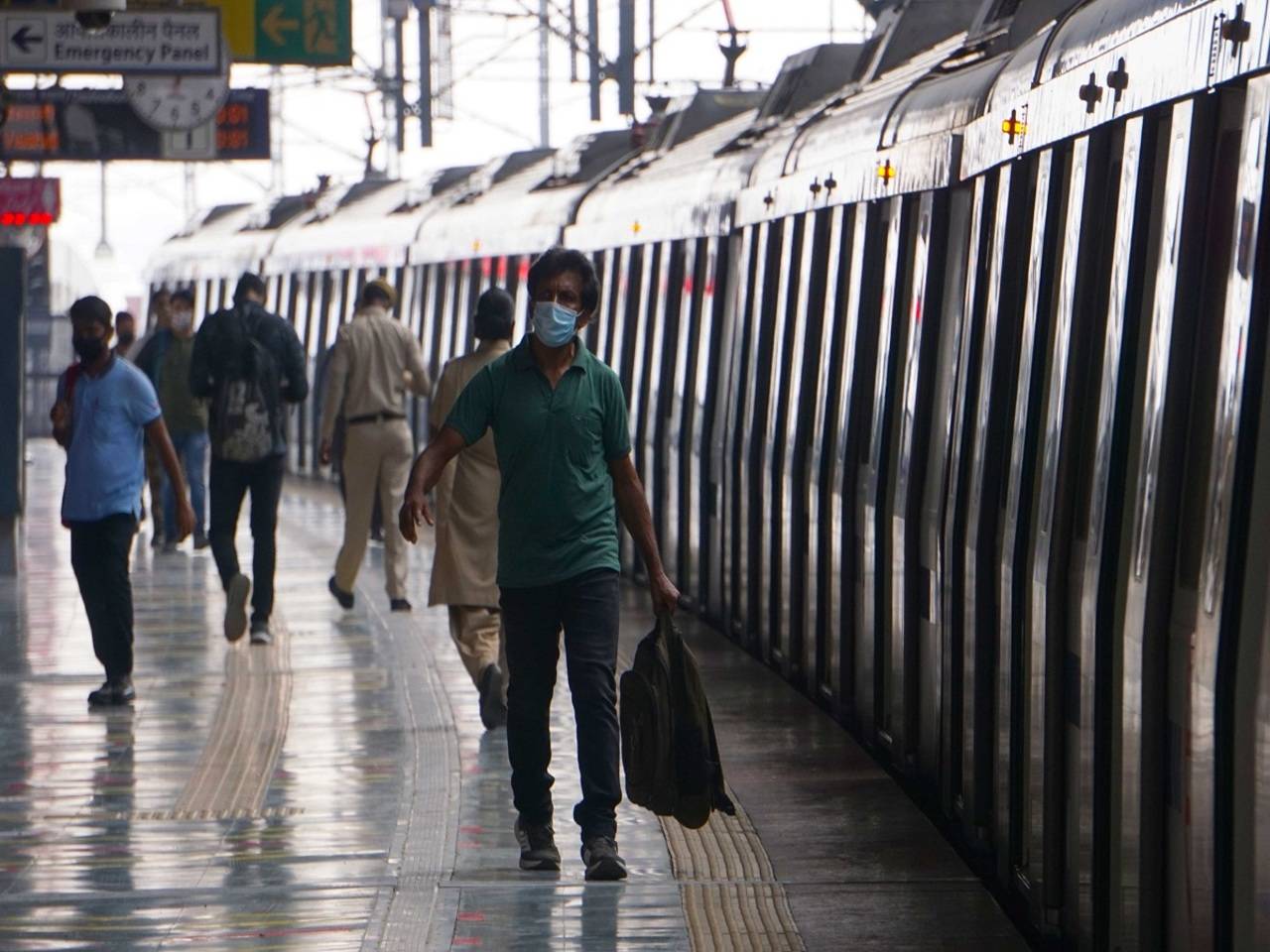Woman attempts suicide by jumping in front of Delhi Metro train | Delhi  News - Times of India