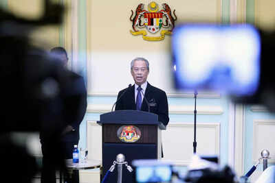 Malaysian PM refuses to resign, delays vote by a month - Times of India