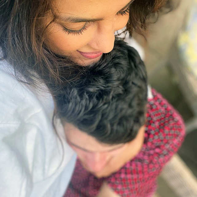 This cosy picture of Priyanka Chopra and Nick Jonas is breaking the internet