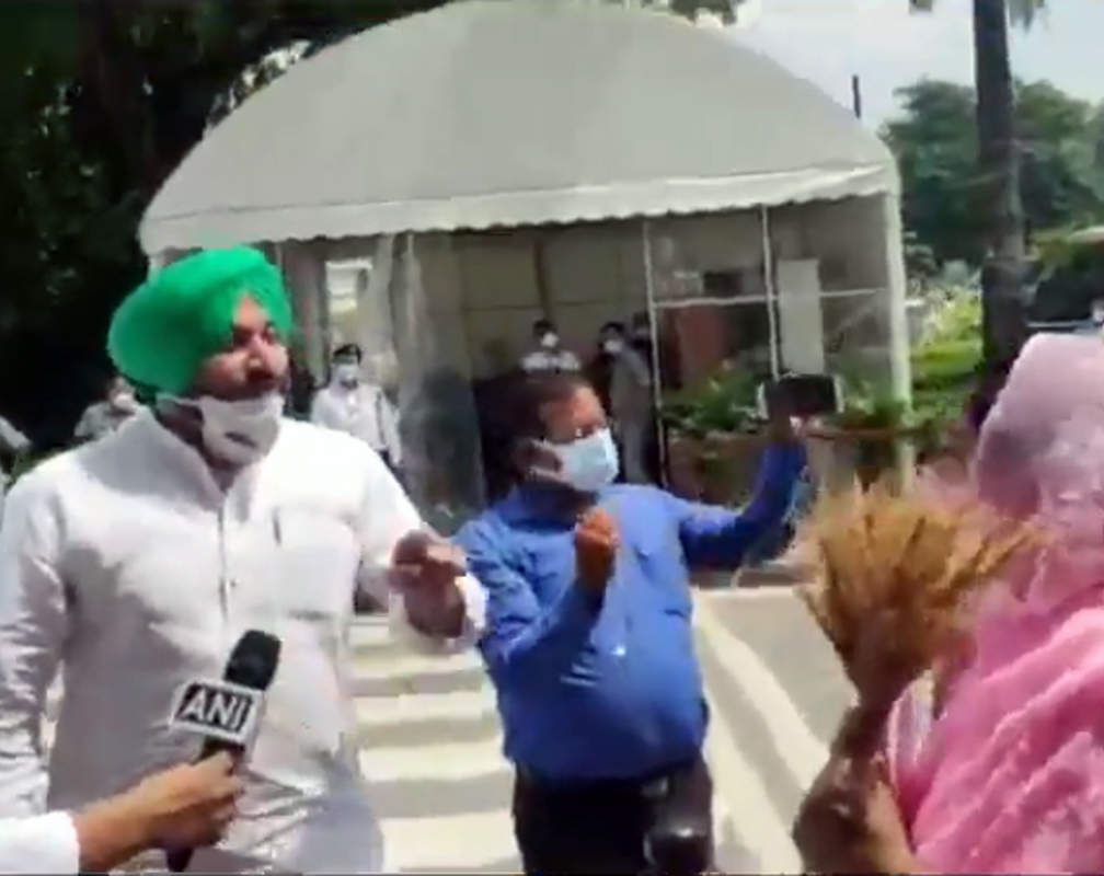 
Heated argument between Akali Dal's Harsimrat Kaur, Congress MP on farm laws outside parliament
