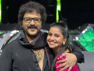 TV host Anushree enjoys a fangirl moment with actor V Ravichandra