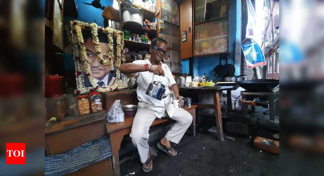 Video: Chaiwala in Kolkata serves tea with Kishore songs