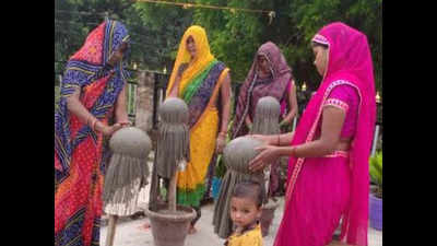 Uttar Pradesh: Women manufacture flowerpots with help of old bedsheets and sarees in UP's Pratapgarh