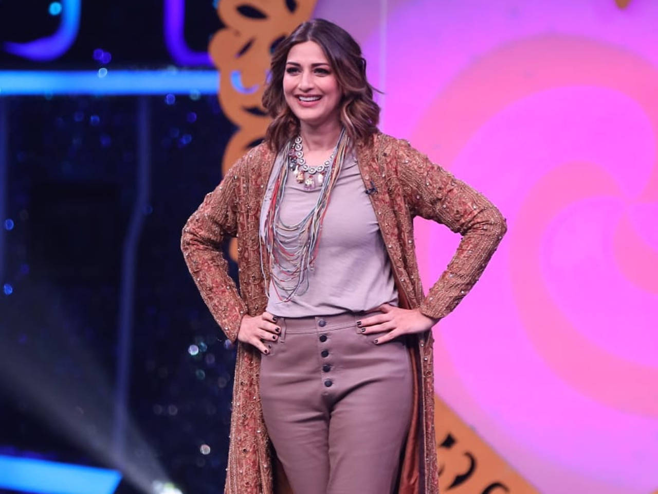 Sonali Bendre wears a 20 years old vintage jacket to Super Dancer 4; shares  throwback pic with Shah Rukh Khan - Times of India