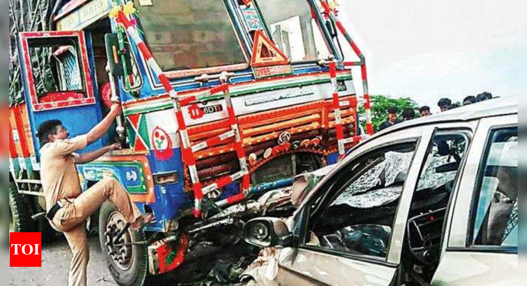 T'gana: 5 killed as car crashes into truck in Sangareddy