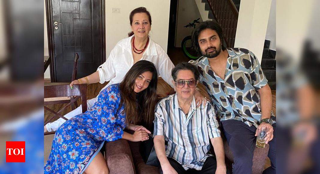 Calcutta Times S Tweet Ri Flect Who Is In Town With Her Husband Shivam Tewari Had A Gala Time With Parents Moon Moon Sen And Bharat Dev Verma At A Resort Riyasen Trendsmap