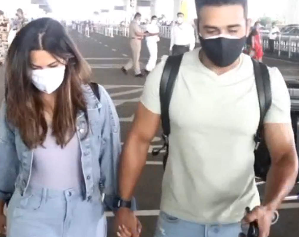 
Lovebirds Pulkit Samrat and Kriti Kharbanda walk hand-in-hand as they get clicked at the airport
