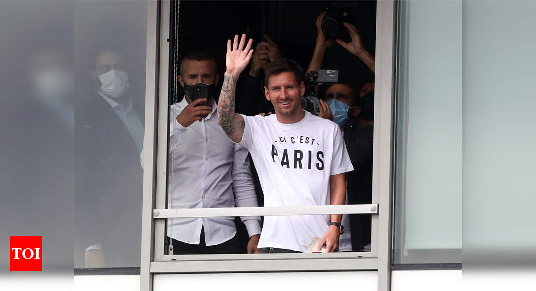 Messi gets hero's welcome in France after agreeing to join PSG