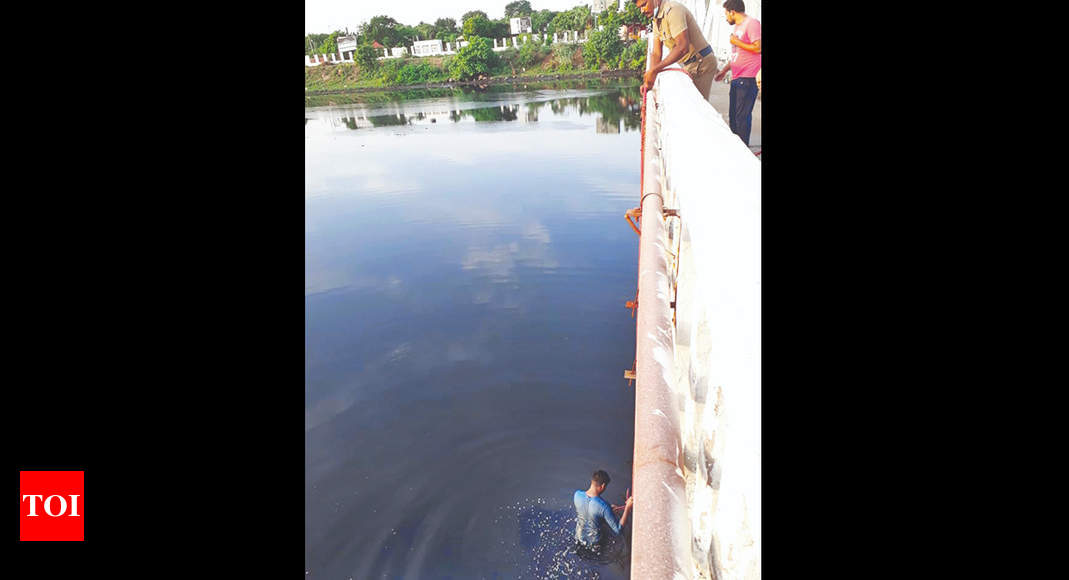 Man clicking selfie falls into Cooum, rescued