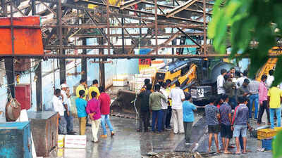 Mumbai: 30-year-old Dadar fish market demolished | Mumbai News ...