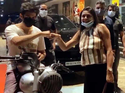 VIDEO: Kartik Aaryan's fan serenades him with his hit song 'Tera Yaar Hoon Main'; see the actor's cute reaction
