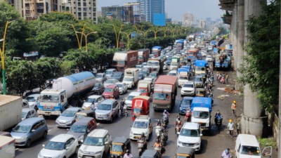 Thane: Independence Day weekend, potholes result in traffic snarls on Eastern Express highway