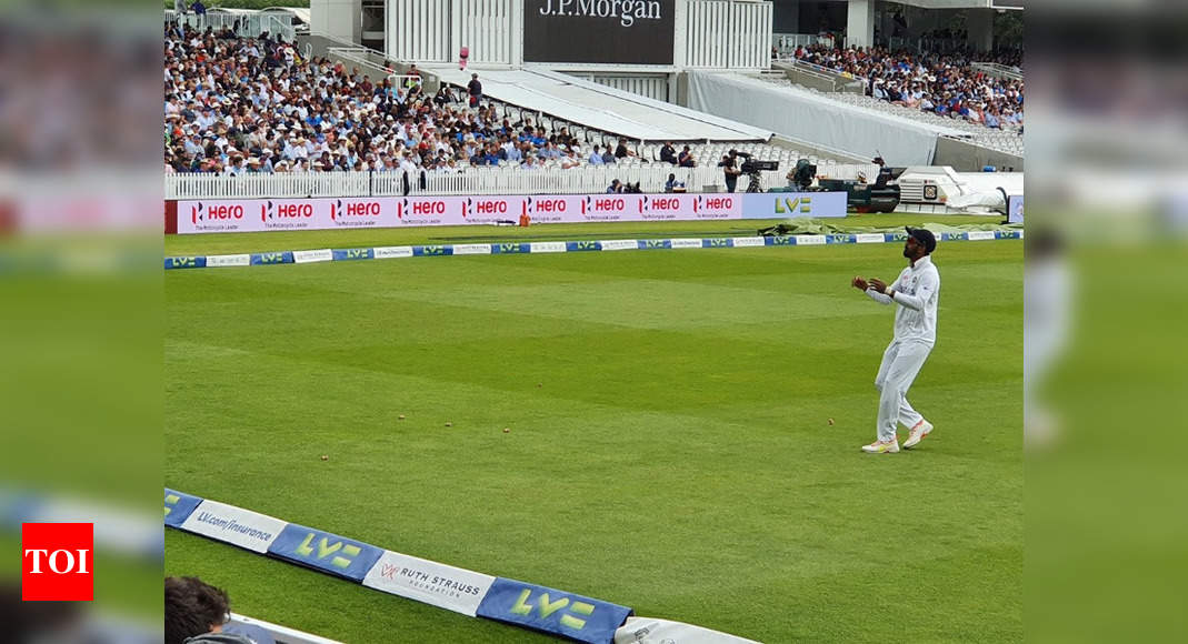 2nd Test: Unruly crowd throws champagne corks at Rahul