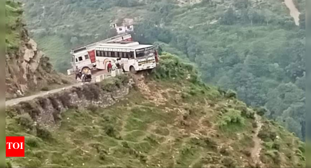 Bus hangs over cliff in Himachal Pradesh, narrow escape for 12 passengers Shimla News Times