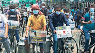 Kolkata: Cyclists campaign for lifting of ban