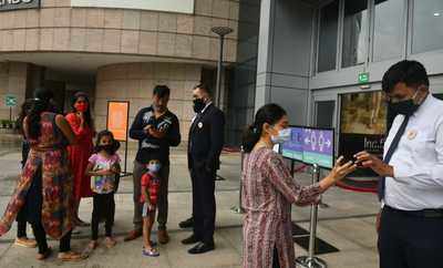 Maharashtra: Malls see few footfalls owing to full Covid vaccination rule