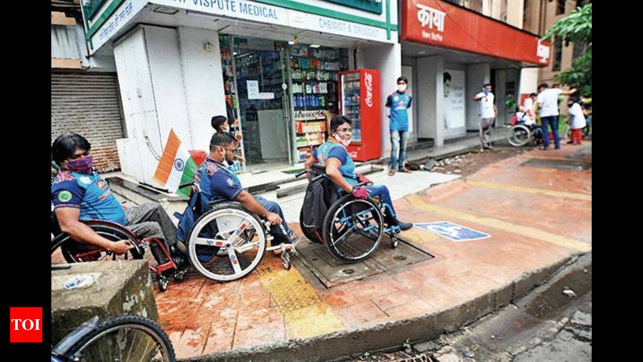 Mumbai: Test run for differently abled shows road blocks on widened  footpaths | Mumbai News - Times of India