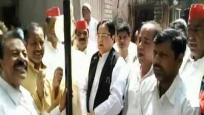 UP: Samajwadi Party MP ST Hasan forgets words to national anthem during flag hoisting ceremony