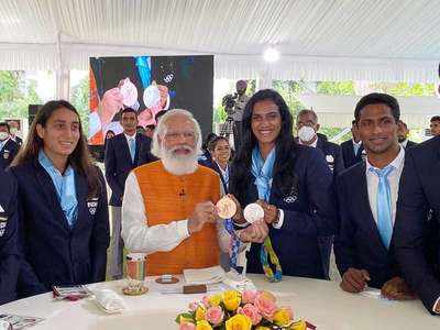 PM Narendra Modi meets India's Tokyo Olympics contingent