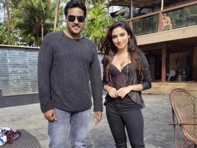 Donal Bisht shares a BTS pic with Sunil from the sets of DTS in Goa