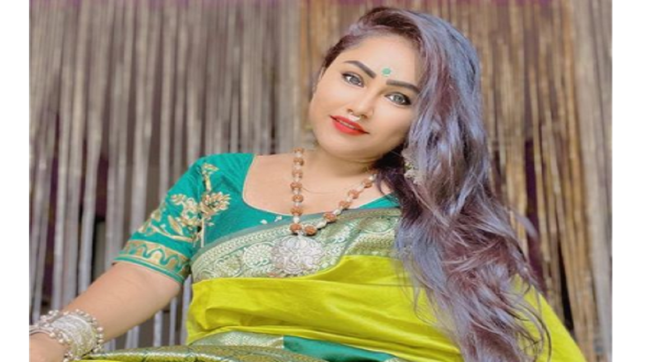 Priyanka Pandit nails the traditional fashion game in a beautiful banarasi  saree | Bhojpuri Movie News - Times of India