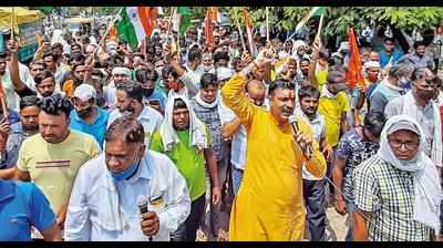 Not let in e-rick zone, CNG auto drivers protest