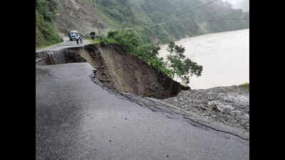 Landslide blocks NH-10, cuts off Sikkim from Bengal