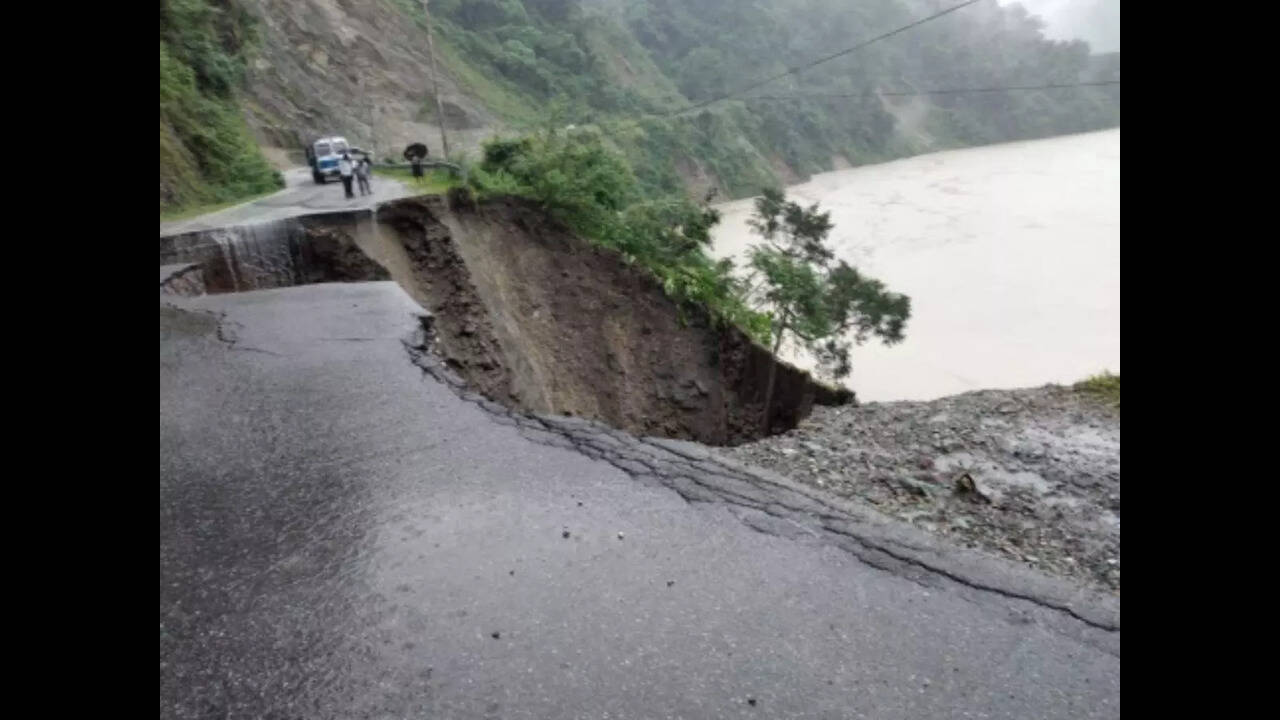 West Bengal Landslide: Landslide blocks NH-10, cuts off Sikkim from Bengal  | Kolkata News - Times of India
