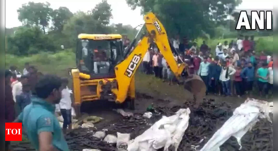 12 labourers killed as vehicle overturns in Maha