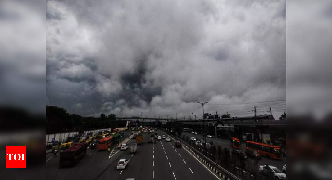 Live: Heavy rains cause waterlogging, traffic jam in Delhi