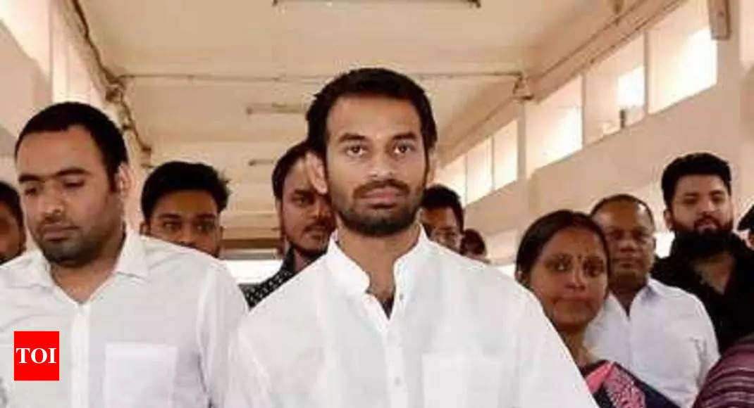 Tej Pratap lashes out at Tejashwi' s aide, to meet Lalu