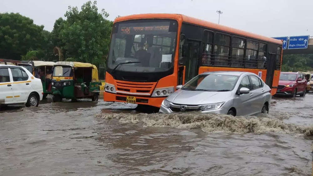 Photos: Traffic crawls on waterlogged Delhi roads | The Times of India