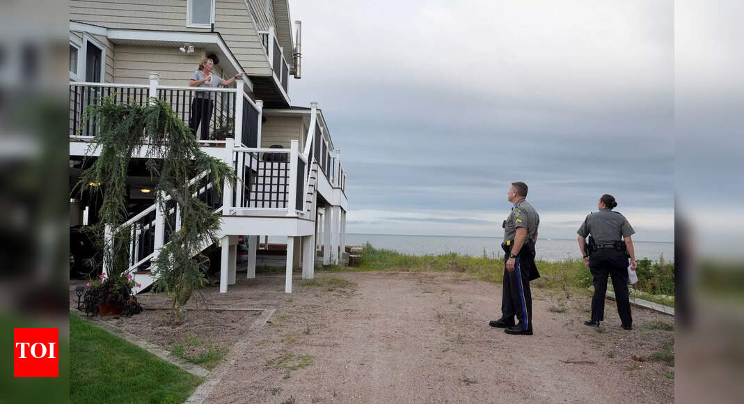 Hurricane Henri bears down on US east coast - Times of India
