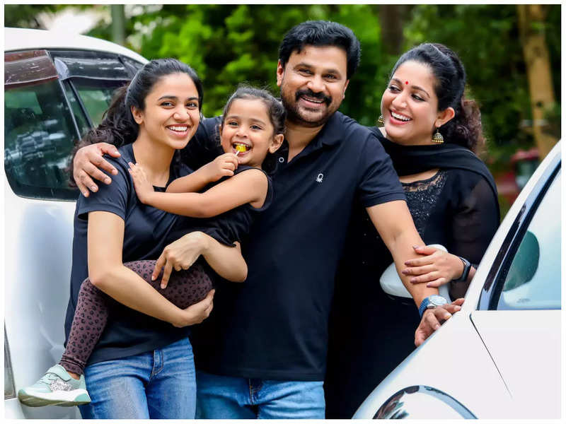 Dileep clicks a picture with his wife Kavya Madhavan and children ...