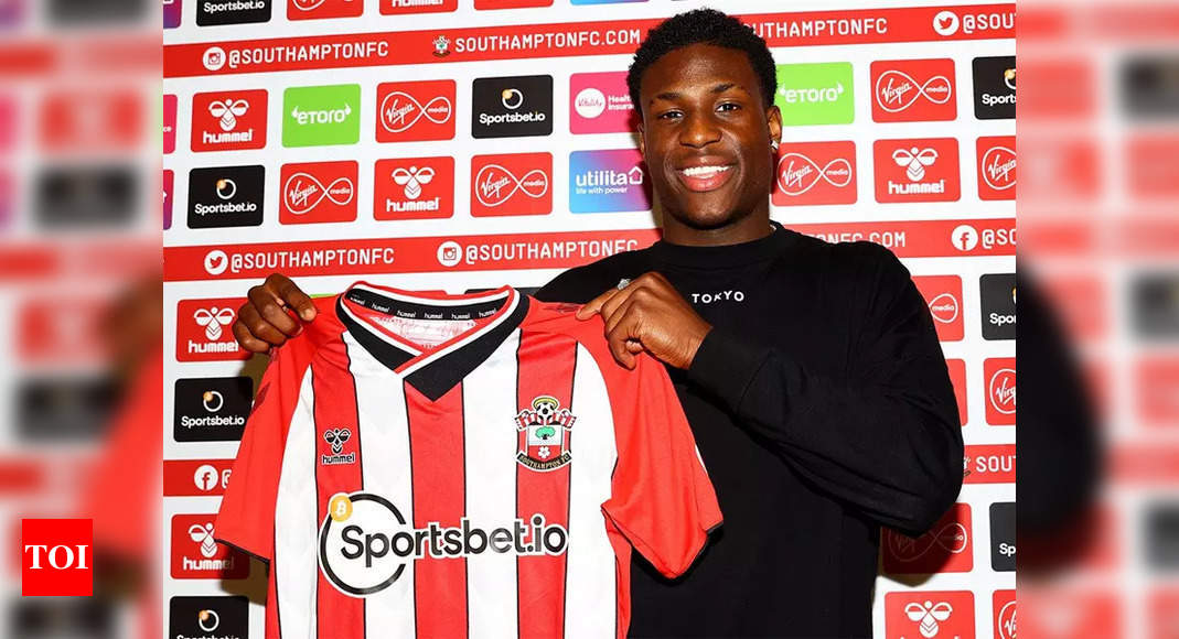 Southampton sign left back Small from Everton | Football News - Times of  India