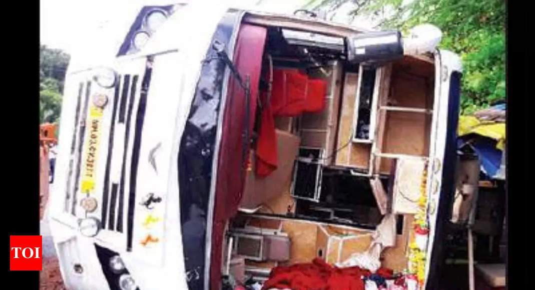 Mumbai-Goa bus falls at Borim, 5 injured