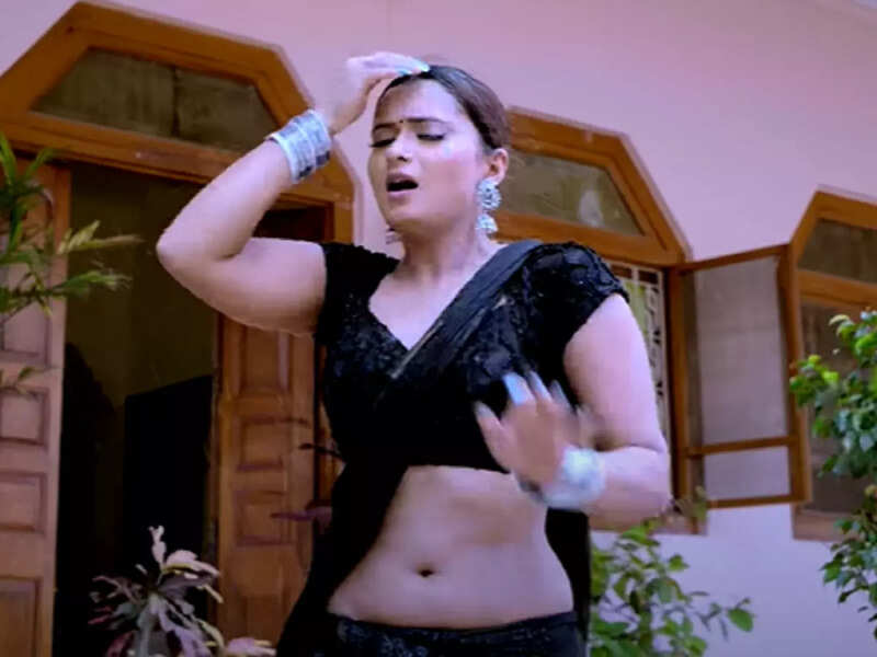 Neelam Giri impresses fans with her dance in the latest song 'Badarwa' |  Bhojpuri Movie News - Times of India