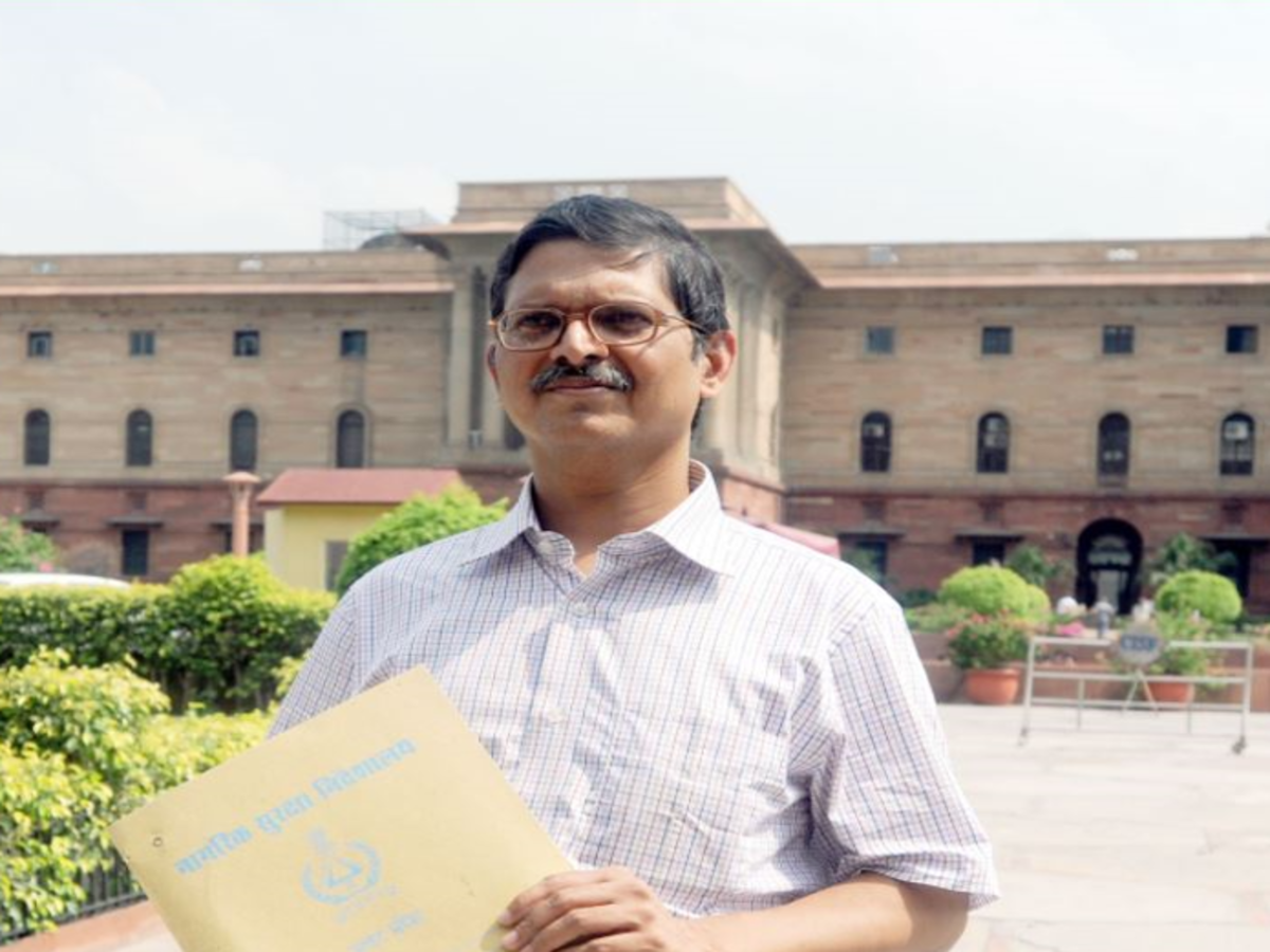 Amitabh Thakur IPS: Self-immolation bid outside Supreme Court; Retired IPS officer Amitabh Thakur arrested | Lucknow News - Times of India