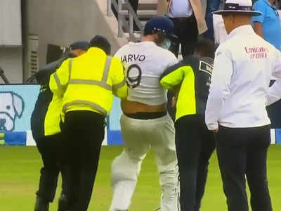 Jarvo 69: Fan with Indian jersey enters playing area at Lord's