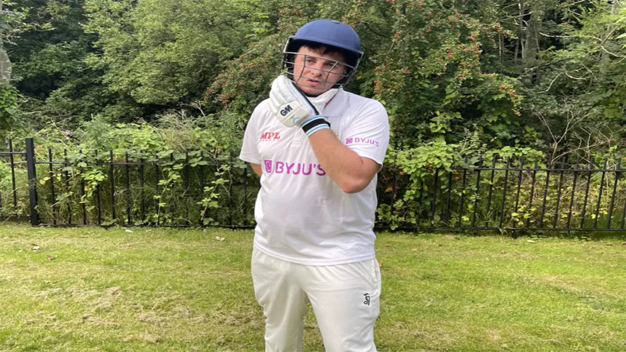 Jarvo 69: Fan with Indian jersey enters playing area at Lord's