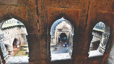 Maharashtra: ASI fears damage to Teen Darwaja monument as traffic goes up