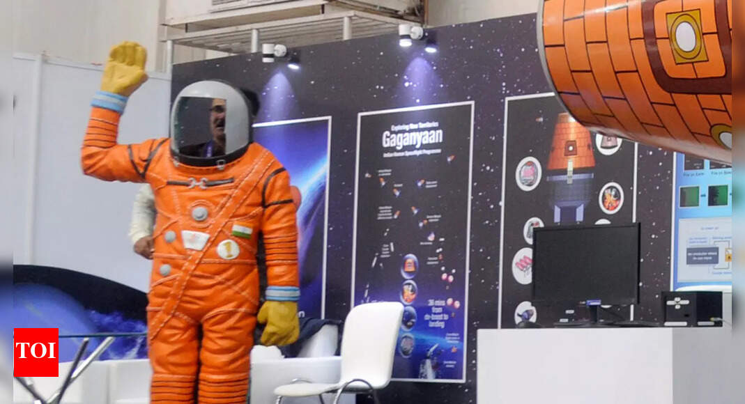 4 gagannauts to go to Russia for their spacesuits