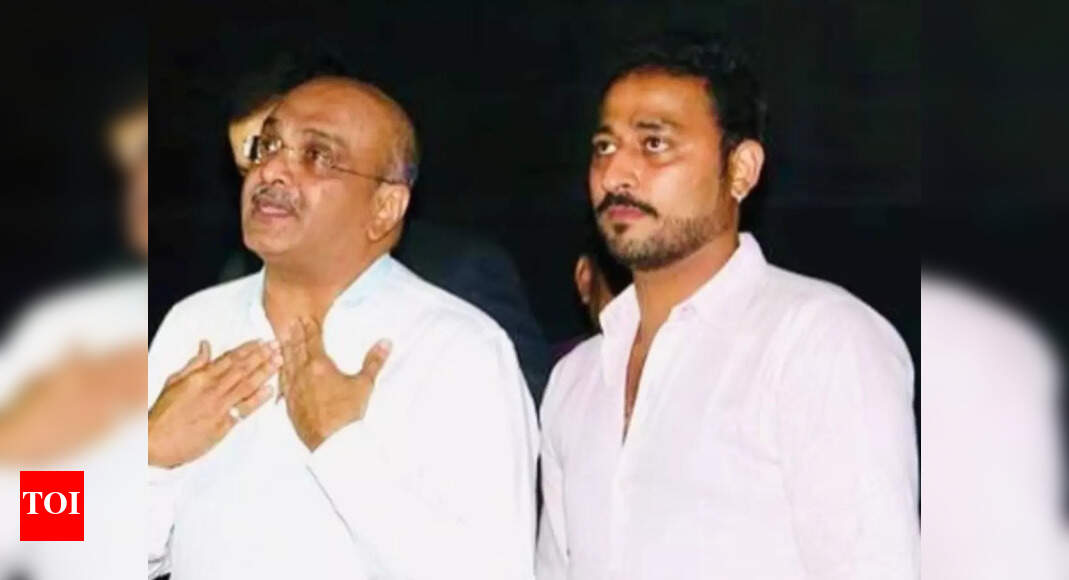 Aakash Zala shares a throwback picture with legendary star Siddharth