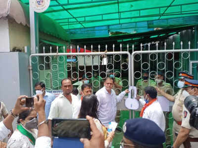 BJP MLA from Andheri (West), Ameet Satam led the morcha at the K-west ward office and installed a symbolic lock on the office.