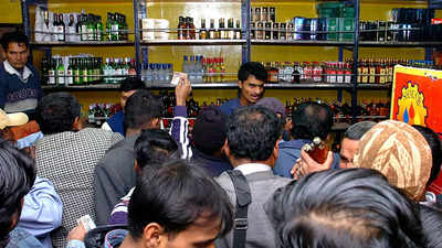 Delhi govt to garner Rs 3k cr from 12 retail liquor licences