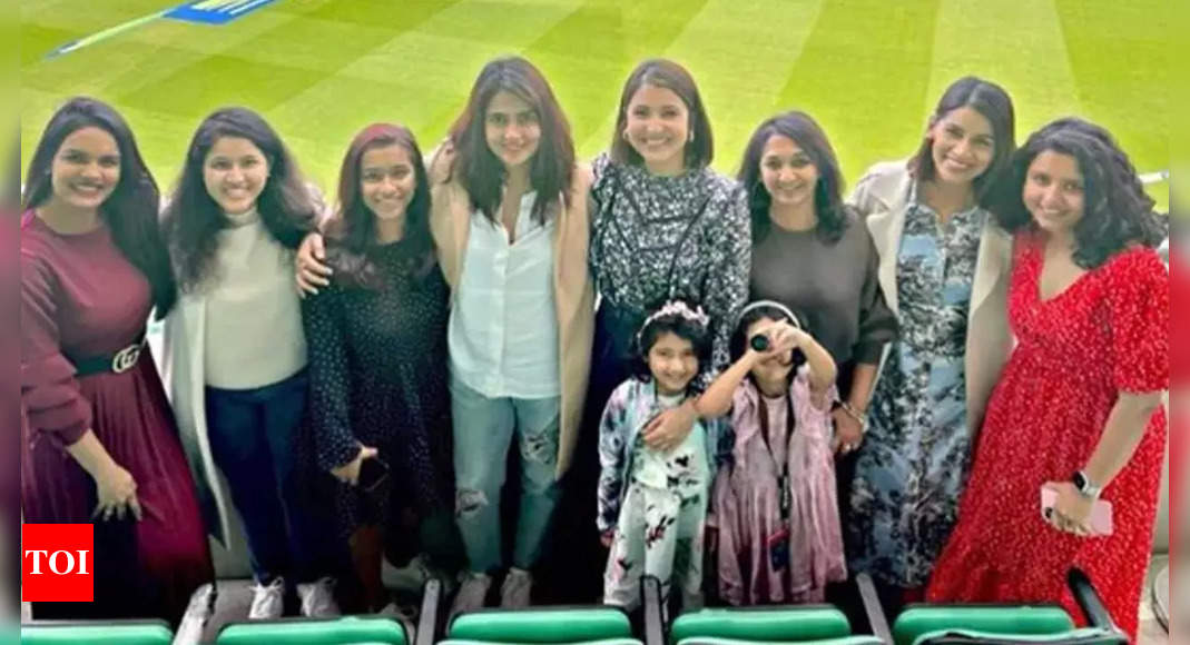 Anushka enjoys India vs Eng match with friends